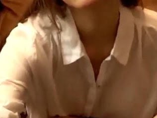 服の隙間から生おっぱいを見せつけ誘惑するヤリマン妻！痴女人妻のアダルト動画