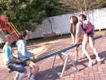 突然シーソーが跳ね上がり息子のチ○ポがズッポリ近親ハプニングSEX巨乳人妻近親相姦のアダル...