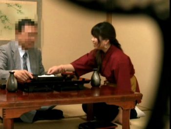 出張先の旅館で仲居におひねり渡して布団に押し倒す素人お姉さん盗撮のアダルトエロ動画