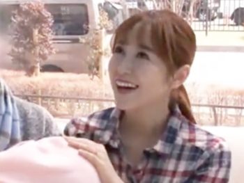 素股から生挿入されるも感じまくりな美人妻素人人妻中出しのアダルト動画