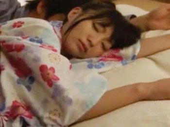 夏祭りで疲れて浴衣のまま寝ちゃった妹を夜這いした兄美少女妹パイパン顔射のエロ動画