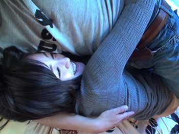 鈴原エミリがスタッフの家で仕事モードじゃないプライベートSEX巨乳美少女鈴原エミリのアダルトエロ動画