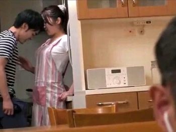 新しい母があまりにもセクシー過ぎる！父親に隠れて激しい近親相姦ｗ痴女人妻近親相姦のアダルト動画