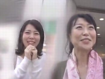 お出かけ中の素人母娘ナンパ→両方まとめて中出しハメ！巨乳素人人妻中出しナンパ3Pのエロ動画