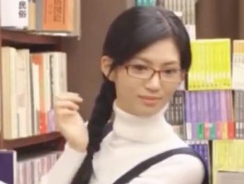 黒髪眼鏡で真面目そうな本屋定員がまさかの店内でおっぱじめるド変態だった巨乳お姉さん痴女めがね麻生希のアダルト動画