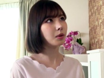 旦那の上司と不倫してる美人妻が真っ昼間から自宅で浮気パコ美少女人妻中出しのアダルト動画