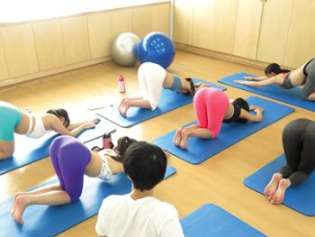ピタパンでヨガする女子ばかりの教室で勃起したのがバレて乱交セックス巨乳美少女乱交のアダルトエロ動画