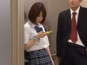 制服姿の美少女JKがエレベーターのドアに挟まってしまい→無慈悲な中出し展開女子校生美少女中...