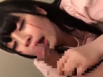 黒髪の童顔系素人娘が勃起チンポをノーハンドフェラで口内射精抜き美少女フェラのアダルト動画