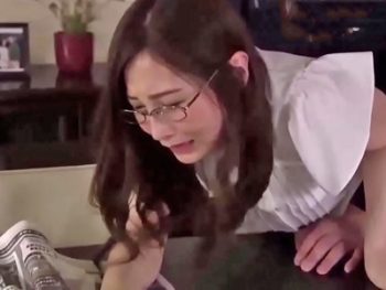 強引挿入に美人妻がマンコを濡らして快楽堕ち巨乳人妻めがね近親相姦のエロ動画