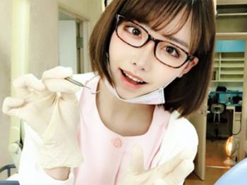 歯の治療中なのに声を殺して患者とこっそりパコる歯科衛生士ｗ美少女痴女めがねのエロ動画