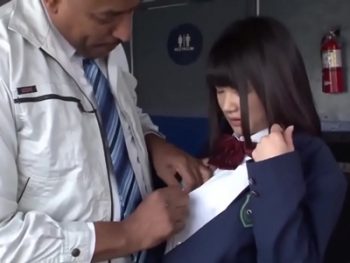 黒人さんがJKを人気のないところに連れ込みイタズラ→デカチンぶち込み美少女中出しのエロ動画