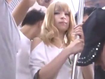 ハーフ顔の巨乳ギャルが電車内で痴漢に遭うも自ら肉棒を求めトイレに連れ込みズボハメ巨乳ギャルハーフ痴漢の無料エロ動画