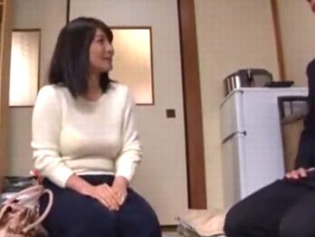 熟した色っぽさを持つ訪問看護師に我慢できずに連れ込みパコ素人熟女看護婦中出し盗撮のアダルトSEX動画