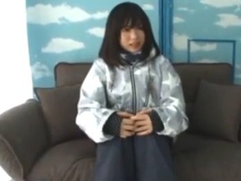 初対面男と密室空間の中で我慢出来ずにおチンポを受け入れる美少女ｗ素人美少女盗撮のアダルトエロ動画