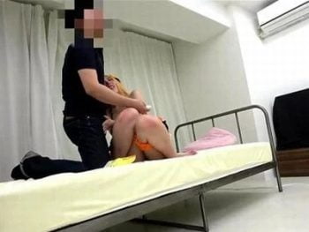 最初はオジサンたちを拒絶していた素人レイヤーが理性ぶっ飛び乱交！素人美少女コスプレ潮吹き乱交のアダルト動画