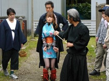 潜入がバレた女忍が…大勢の男たちの前で辱めにｗコスプレレイプ露出大橋未久のアダルト動画