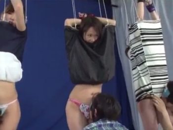 スカート巾着の状態で息子に体中弄られてそのまま近親パコする変態親子ｗ巨乳人妻中出し近親相姦のエロ動画