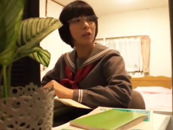 黒髪ショトカの地味系メガネJKが修理業者の媚薬付きちんこで犯されてアへイキｗ女子校生美少女めがね顔射レイプのエロ動画