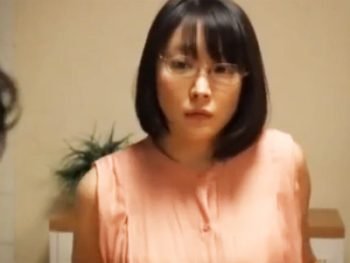 出稼ぎの夫のせいで欲求不満の巨乳妻が大家のデカマラに快楽堕ちしてSEX三昧ｗ巨乳人妻めがねオナニーのアダルト動画