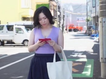 30日間も精子溜め込んだチンポに中出し食らう巨乳妻巨乳人妻中出し佐山愛のアダルト動画