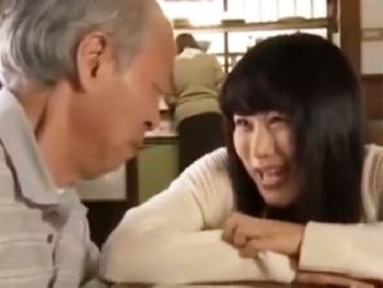 孫娘のマンに欲情するド変態な爺→婆さんに隠れて近親マンコガン突きパコ美少女ぶっかけ近親相姦の無料エロ動画