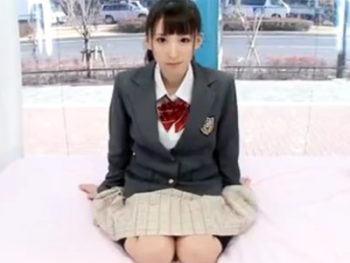 MM号に連れ込んだちっぱい美女に制服コスプレさせて顔射パコ！素人お姉さんコスプレ顔射のエロ動画