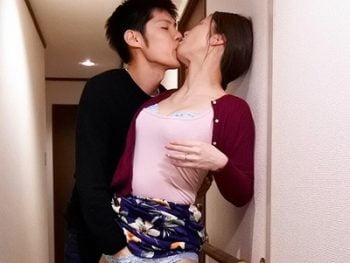 熟女と呼ぶにはあまりにも美しすぎる…母の友人と死ぬほどハメまくった夜巨乳人妻熟女三浦歩美のアダルト動画