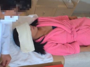 媚薬マッサで白目痙攣繰り返す敏感マンコに容赦なく中出し繰り出す整体師素人お姉さん中出しレイプマッサージのエッチ動画