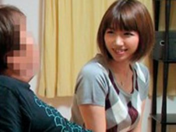 ママ友2人に挟まれた配達員が仕事そっちのけで3P中出し巨乳痴女人妻中出し3Pのアダルト動画