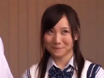 大人しい性格の巨乳JK娘がクラスメイト二人との3Pで本気イキ巨乳女子校生美少女顔射3Pの無料アダルト動画