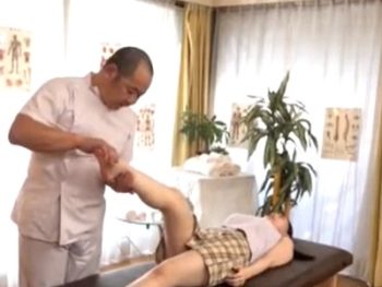 彼氏を一緒にきているのにエロマッサでトロマンにされた彼女が乳しごきで大量射精ｗ巨乳パイズリマッサージのアダルト動画