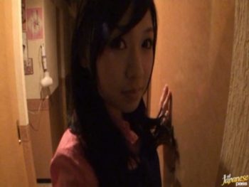 漫画喫茶に黒髪美少女の小倉奈々が突然乱入して手コキフェラ抜き！巨乳美少女フェラ手コキ小倉奈々のアダルト動画