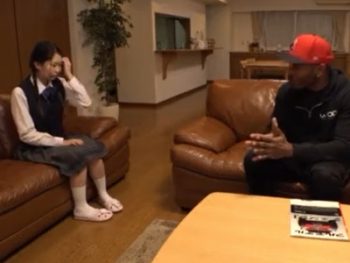 思春期のJKが性に興味を持ち…もう日本人では満足できない！女子校生美少女ロリめがねのアダル...
