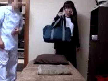 極悪マッサ師に騙された女子が執拗にイラマされ口内射精！素人美少女イラマチオ盗撮マッサージのアダルト動画