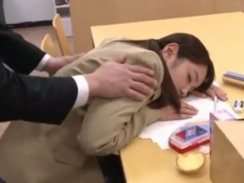 友達に裏切られて眠らされた女子校生→絶倫教師の猛烈ピストンが今始まる！女子校生レイプのアダルト動画