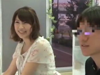 巨乳人妻が童貞くんを筆おろしパコでザーメンを優しく膣内で受け止める人妻童貞中出しのアダルト動画