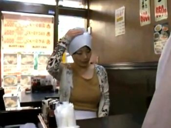 未亡人妻が定食屋のオヤジに言い寄られ→大量ぶっかけパコ人妻熟女ぶっかけの無料エロ動画