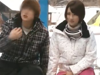 スキーに来ていた素人娘がMM号に友人と乗車→雰囲気に呑まれて中出しパコ開始素人中出しの無料AV動画