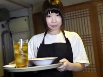 居酒屋でバイト中の美少女を店内で廻してパコりまくるクズ男たちｗ美少女顔射イラマチオ3Pのエロ動画