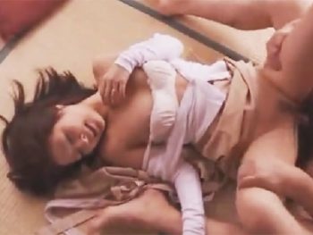 和室で汗だくで他人棒によがり狂う美人奥さん痴女人妻のエロ動画