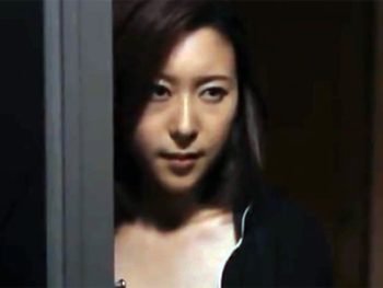 隣人に脅迫され旦那の寝ている傍で寝取られた美人妻が種付けされちゃう巨乳人妻パイパン中出しのアダルト無料動画