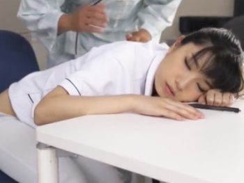 清楚なナースが夜勤中に居眠りしてしまい患者にレイプされちゃうｗ看護婦顔射レイプのアダルト動画