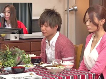 食卓のテーブルクロスを隠れ蓑にして中出し近親する母と息子素人人妻中出し近親相姦のアダルトエロ動画