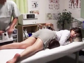 美人OLが鬼畜マッサ師に膣内を掻き回されて中出しされる様子を盗撮お姉さんOL中出し盗撮マッサージのエロ動画