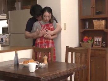 朝から義理の息子に身体を求められるママが断り切れずに…人妻近親相姦のAV動画