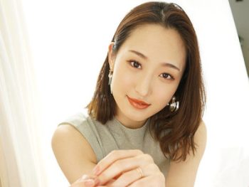 淫らに乱れる極上の美貌！色気がハンパない魔性の人妻がAVデビュー！お姉さん人妻顔射フェラ手...