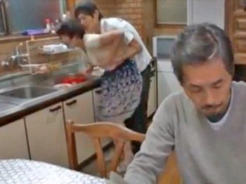 オナニーばかりの欲求不満妻が旦那の後ろで近親パコ開始ｗ巨乳人妻近親相姦オナニーのポルノ動画