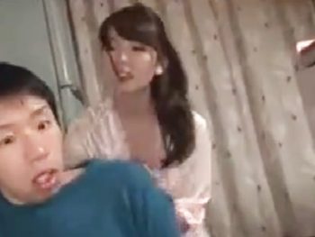 彼女と電話していることに腹を立てた我が子を溺愛しすぎな母が中出し命令！巨乳人妻中出し近親相姦の無料エロ動画