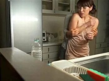 風呂場でもキッチンでも執拗に母の身体を狙ってくる鬼畜息子ｗ人妻近親相姦のアダルト動画